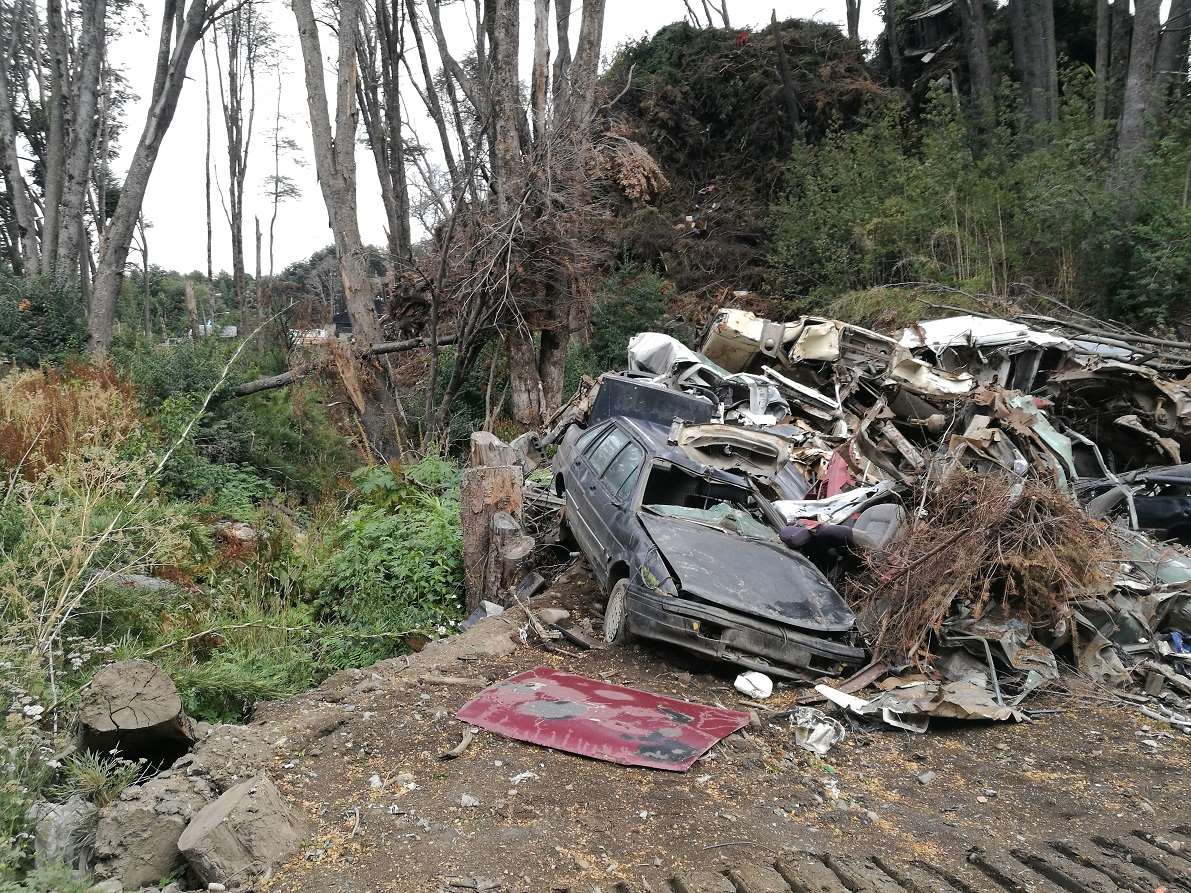 Chatarra de vehículos apilada sobre el talud del arroyo Calfuco, 2018
